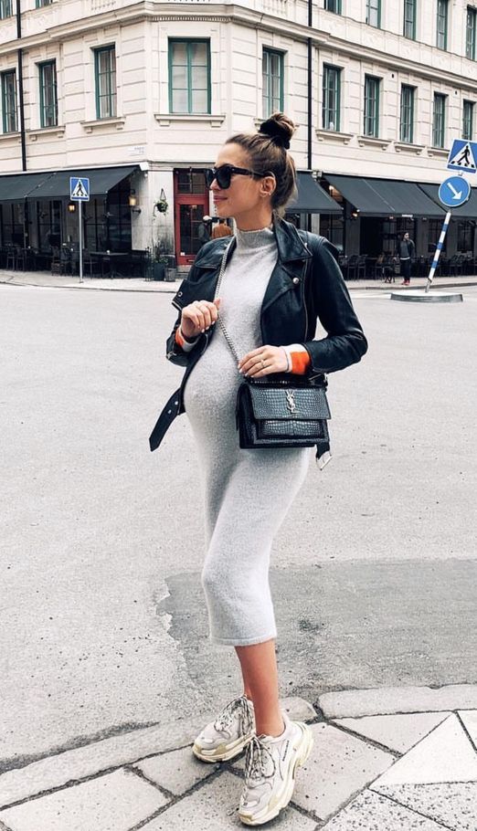White Long Sleeve T-shirt with Leggings Outfits (12 ideas